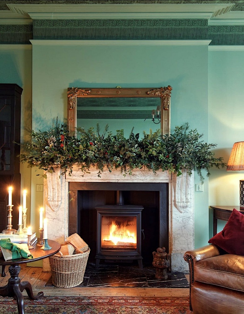 @manwithahammer on instagram - christmas mantel decor