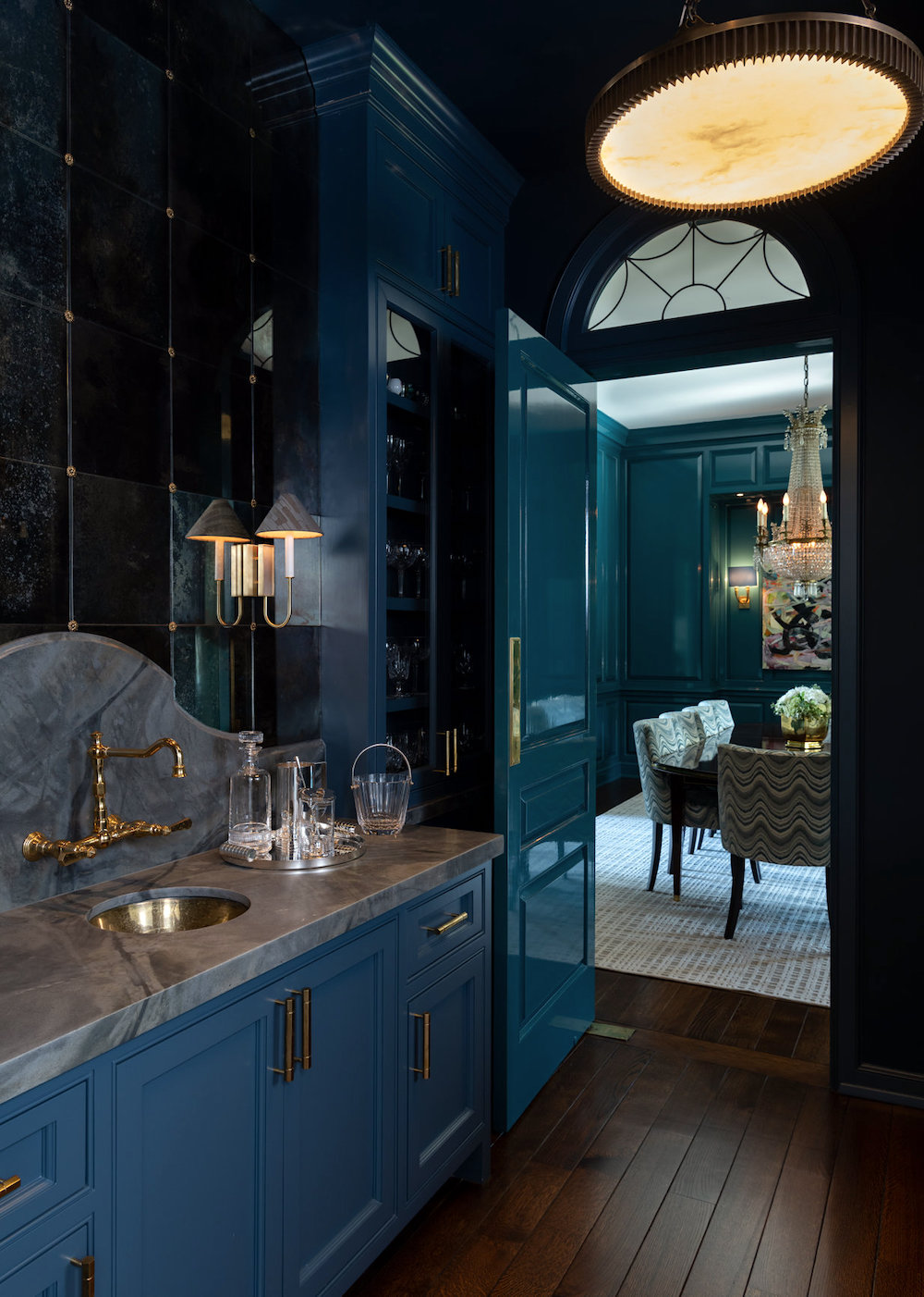 Munger Interiors curved marble backsplash - mirrored backsplash